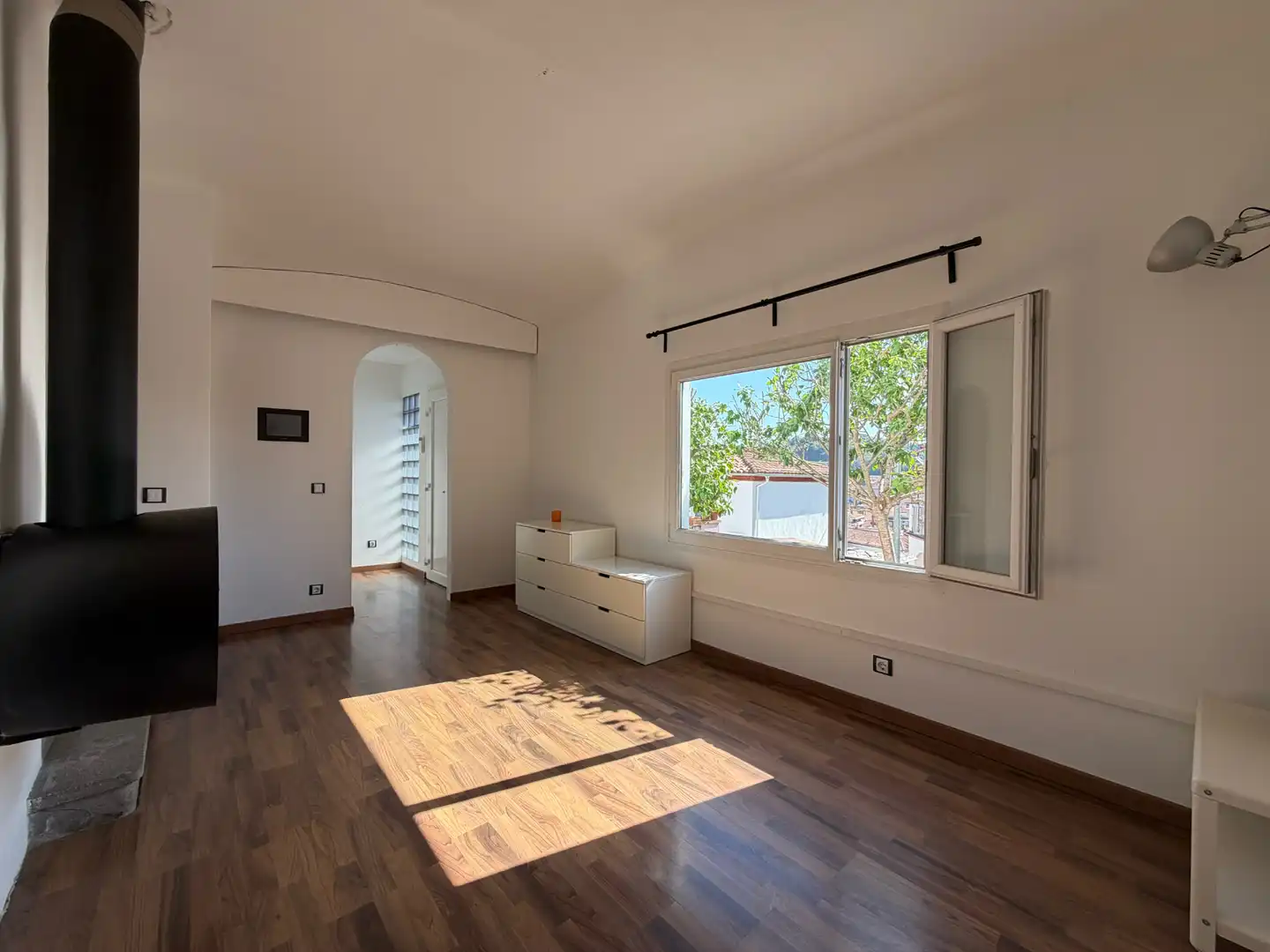 Sala d'estar de Casa adosada en venda en Olot amb Parquet i Terrassa