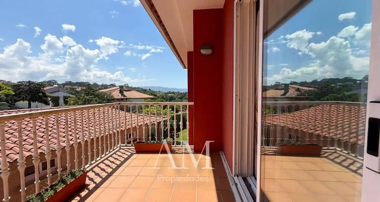 Terrassa de Casa o xalet en venda en Vigo  amb Calefacció, Jardí privat i Terrassa