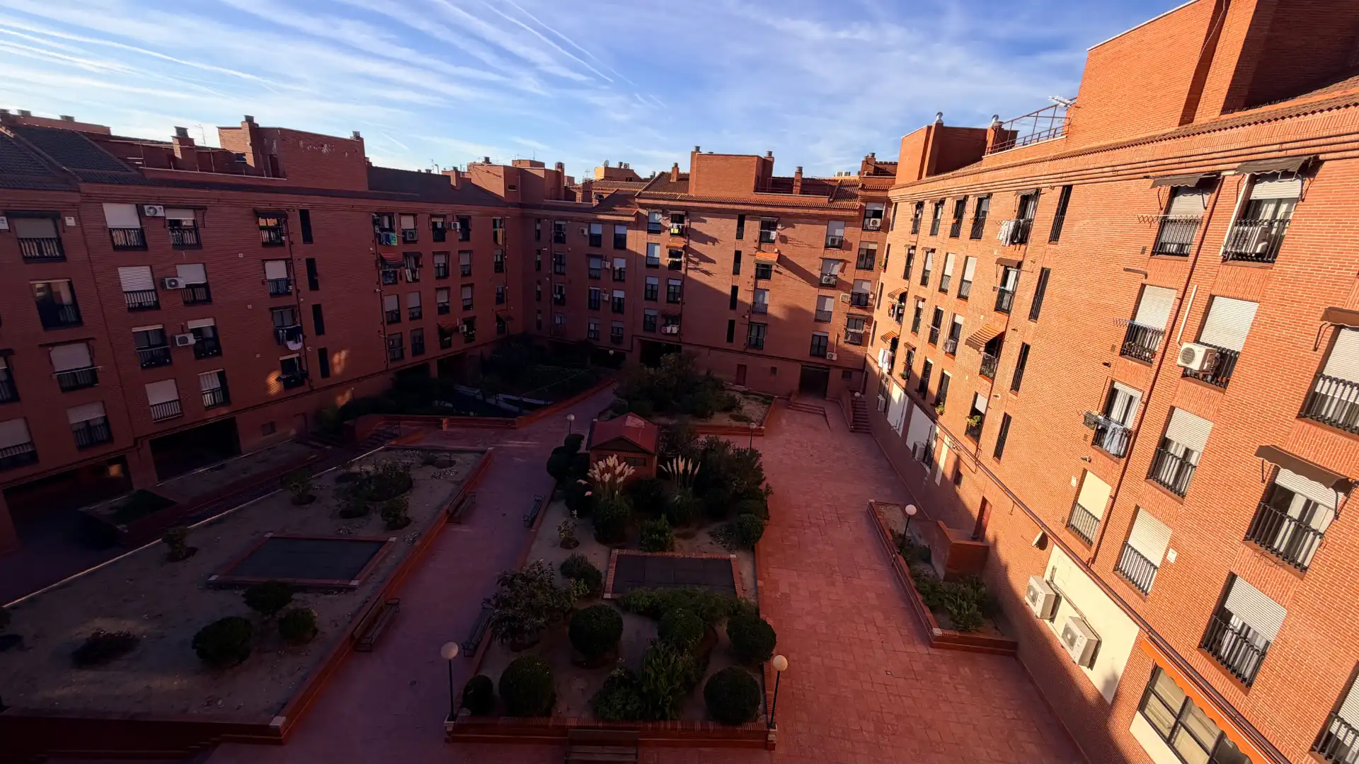 Außenansicht von Wohnung zum Verkauf in Madrid mit Klimaanlage, Heizung und Privatgarten