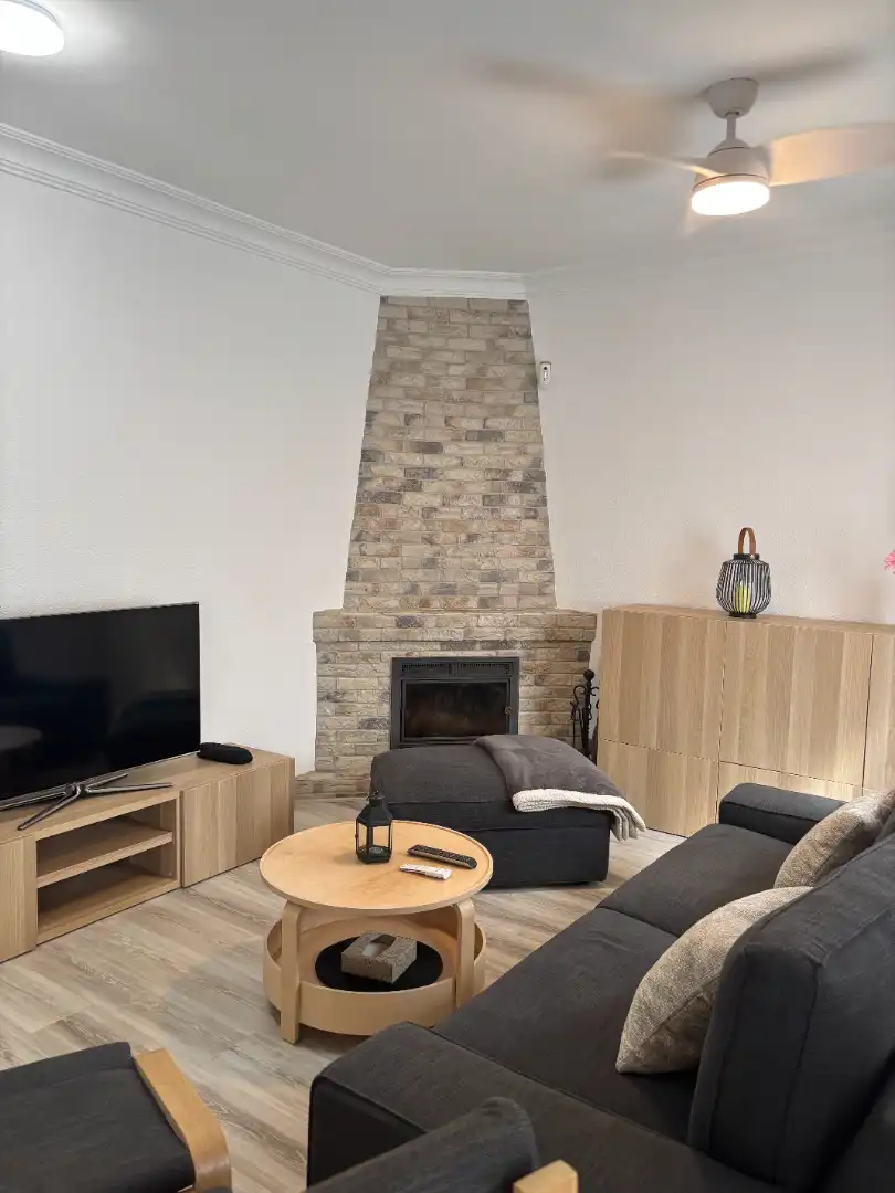 Sala de estar de Casa adosada en venta en Mairena del Aljarafe con Jardín privado, Parquet y Terraza