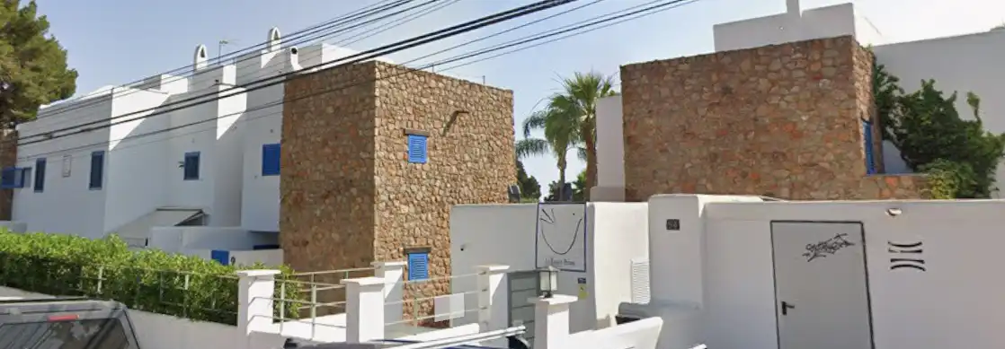 Außenansicht von Wohnung zum Verkauf in Santa Eulària des Riu mit Privatgarten, Terrasse und Gemeinschaftspool