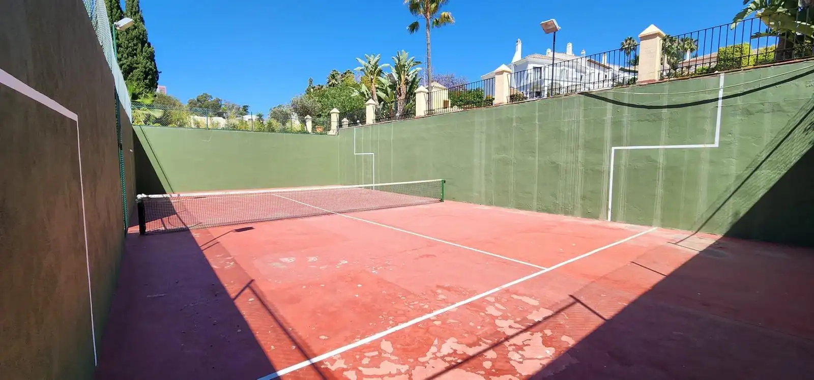 Vista exterior de Casa adosada en venda en Marbella amb Jardí privat, Moblat i Piscina comunitària