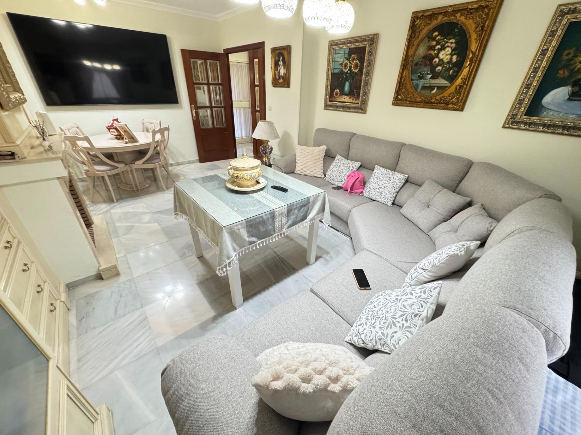 Sala d'estar de Casa adosada en venda en Dos Hermanas amb Aire condicionat