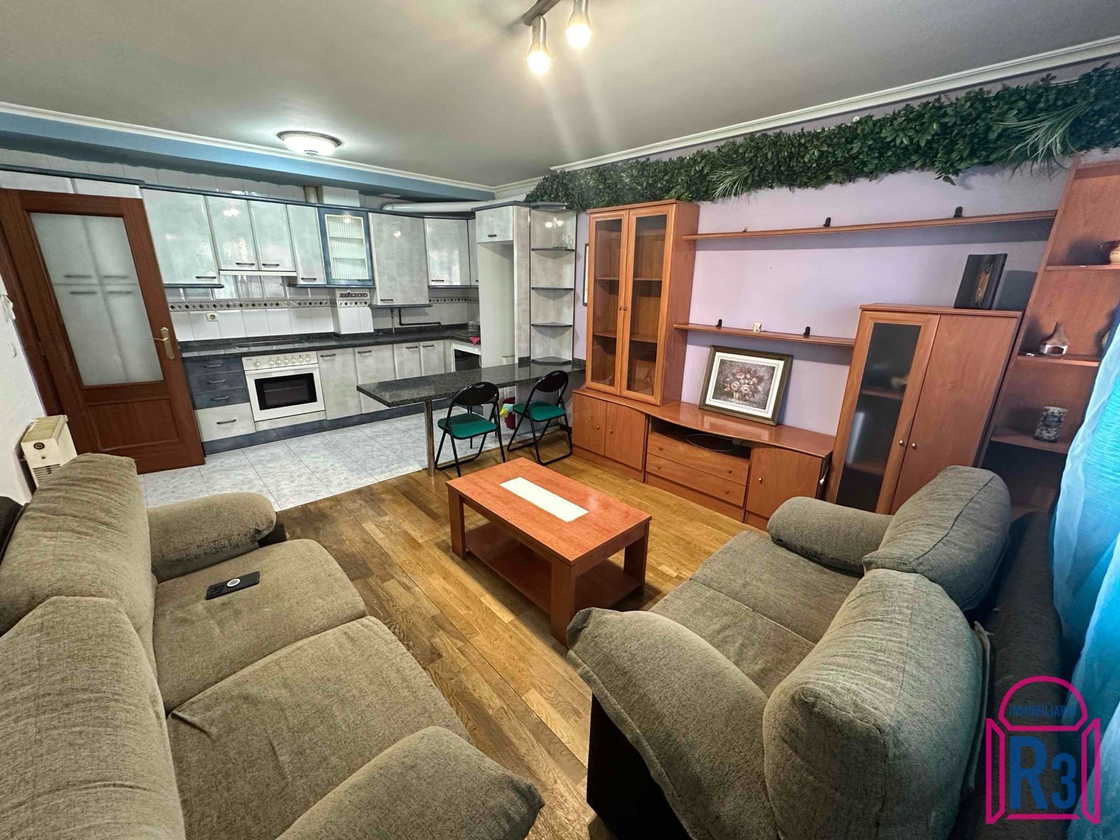 Sala d'estar de Apartament en venda en León Capital  amb Calefacció, Terrassa i Traster