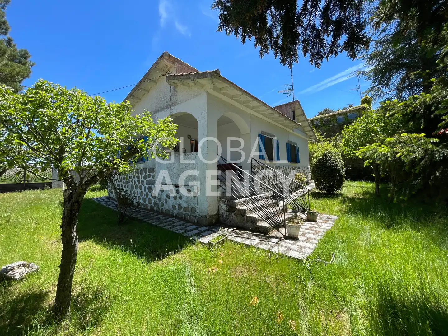 Außenansicht von Haus oder Chalet zum Verkauf in Herradón de Pinares mit Heizung, Privatgarten und Terrasse