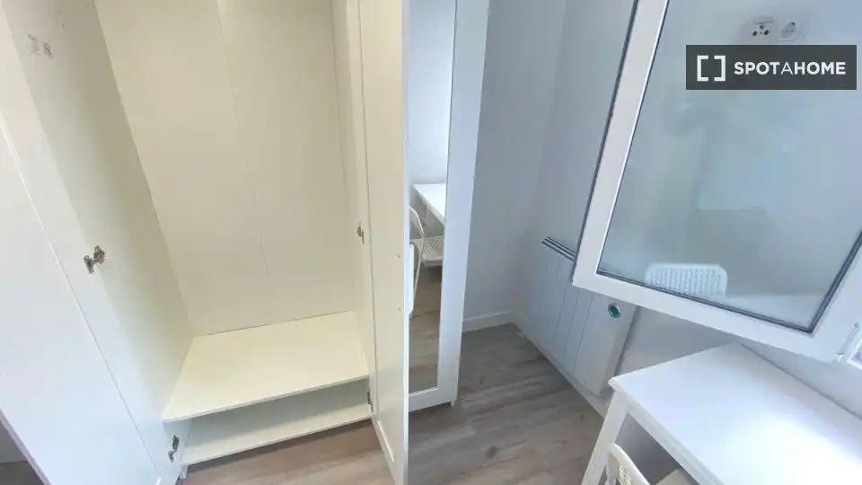 Habitación de Piso de alquiler en Madrid con Aire acondicionado, Calefacción y Amueblado