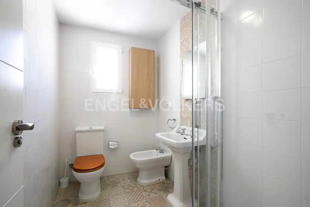 Bathroom of Flat for rent in Valencia  with Heating, Parquet flooring and Terrace