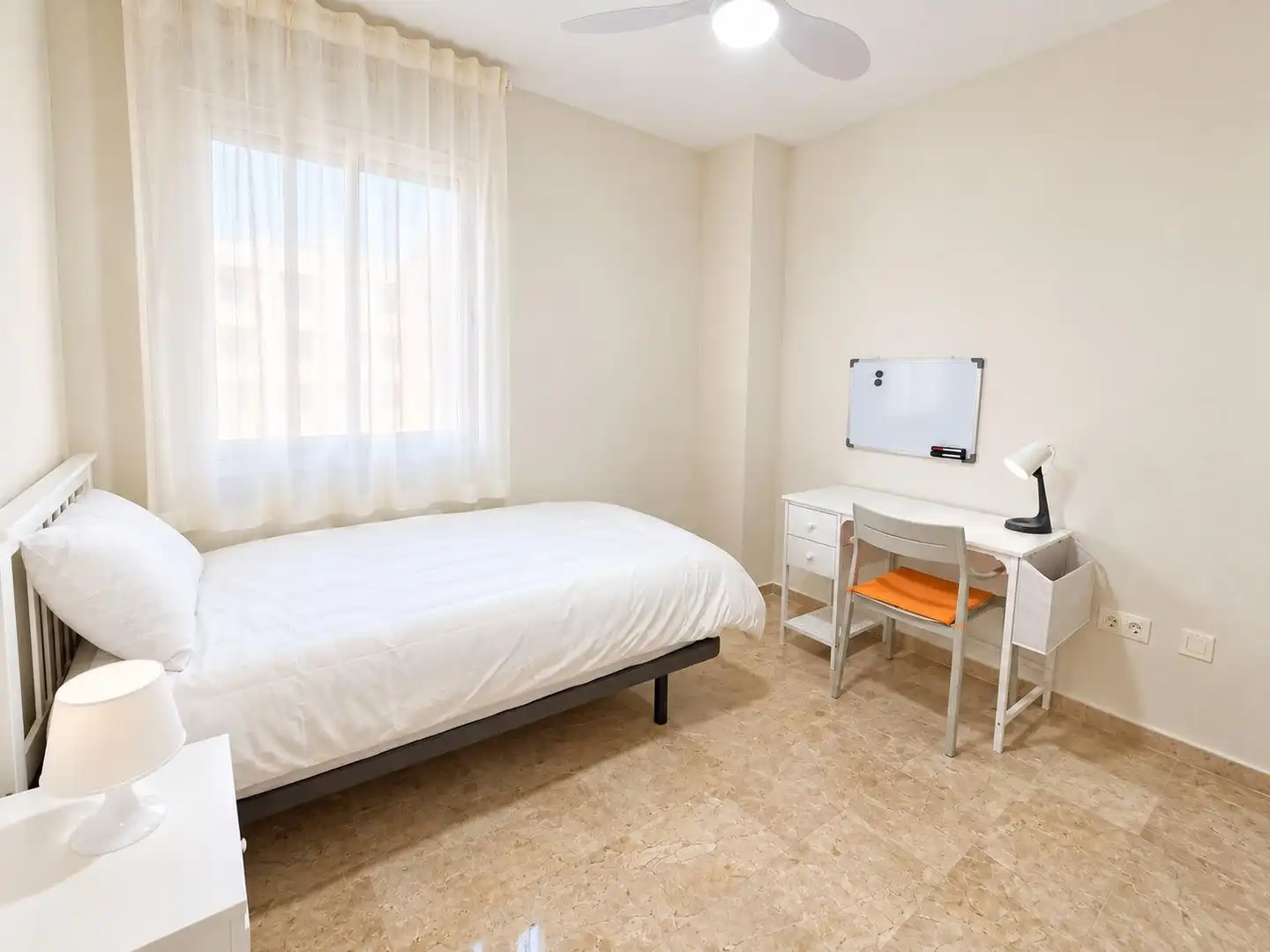 Habitación de Piso de alquiler en Málaga con Terraza, Amueblado y Piscina comunitaria