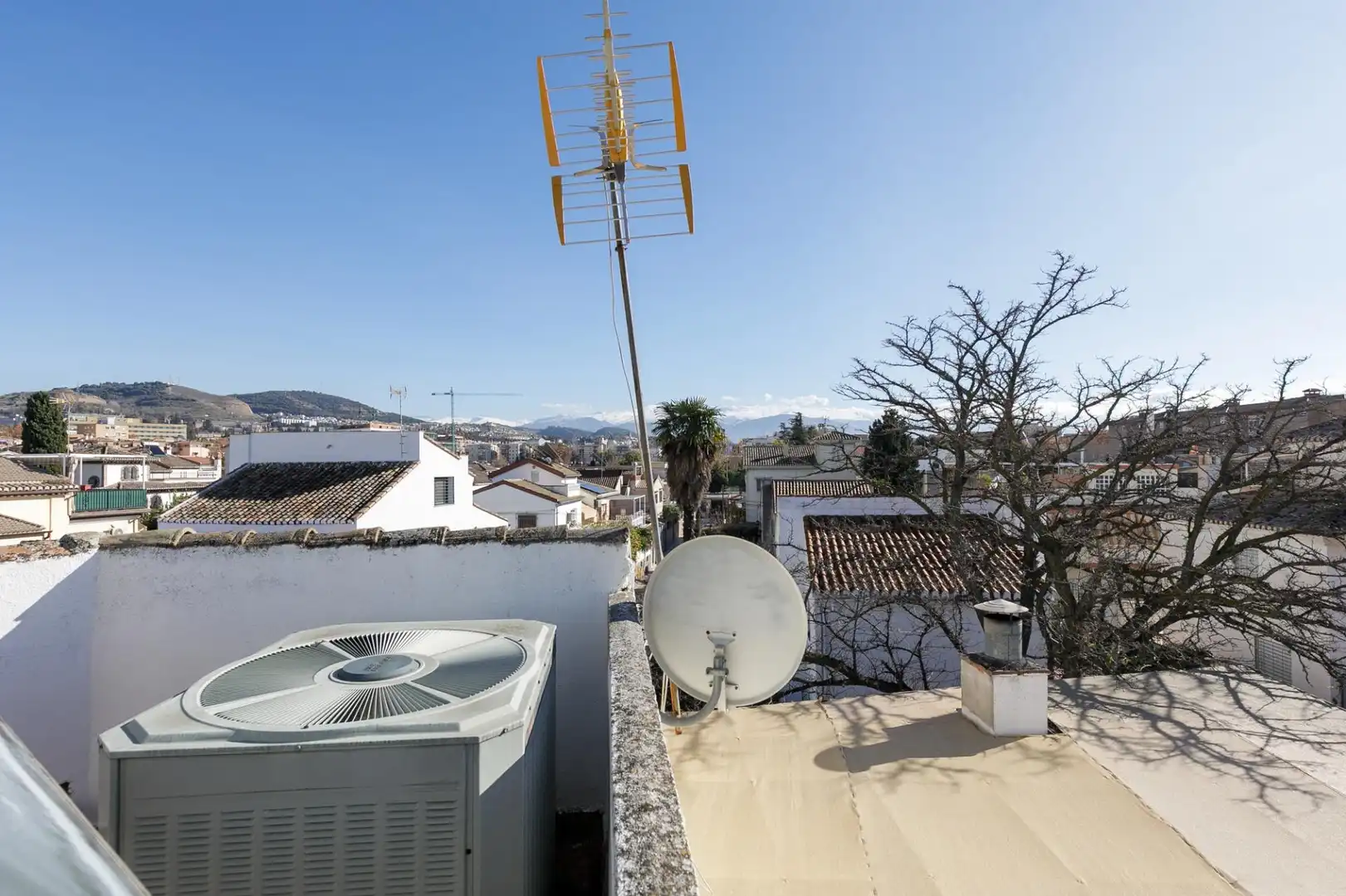 Vista exterior de Casa o xalet en venda en Granada amb Aire condicionat, Calefacció i Jardí privat