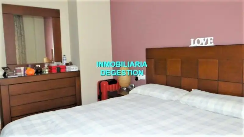 Schlafzimmer von Dachboden zum Verkauf in Linares mit Klimaanlage, Heizung und Privatgarten
