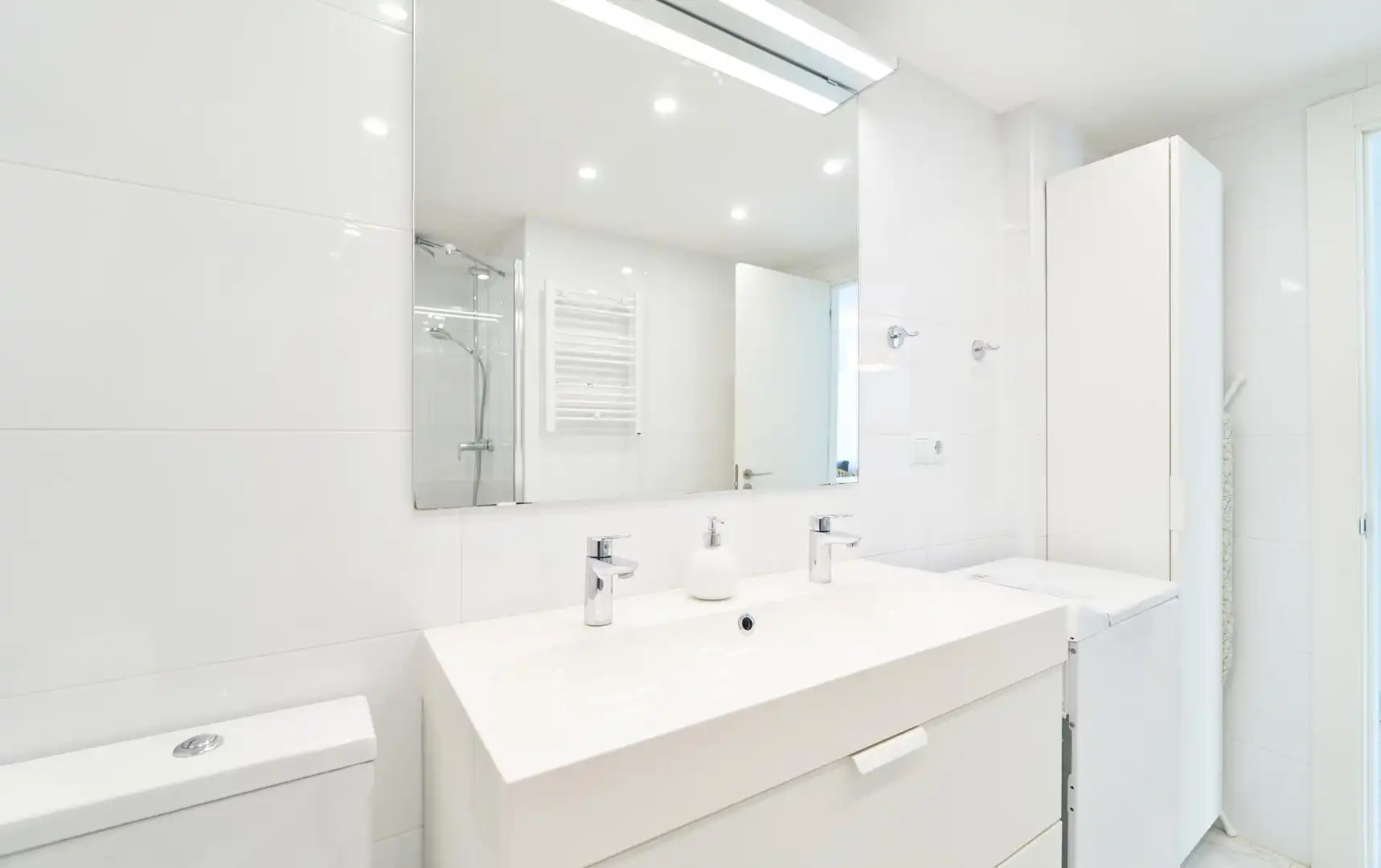 Badezimmer von Wohnungen zum Verkauf in Marbella mit Klimaanlage, Möbliert und Balkon