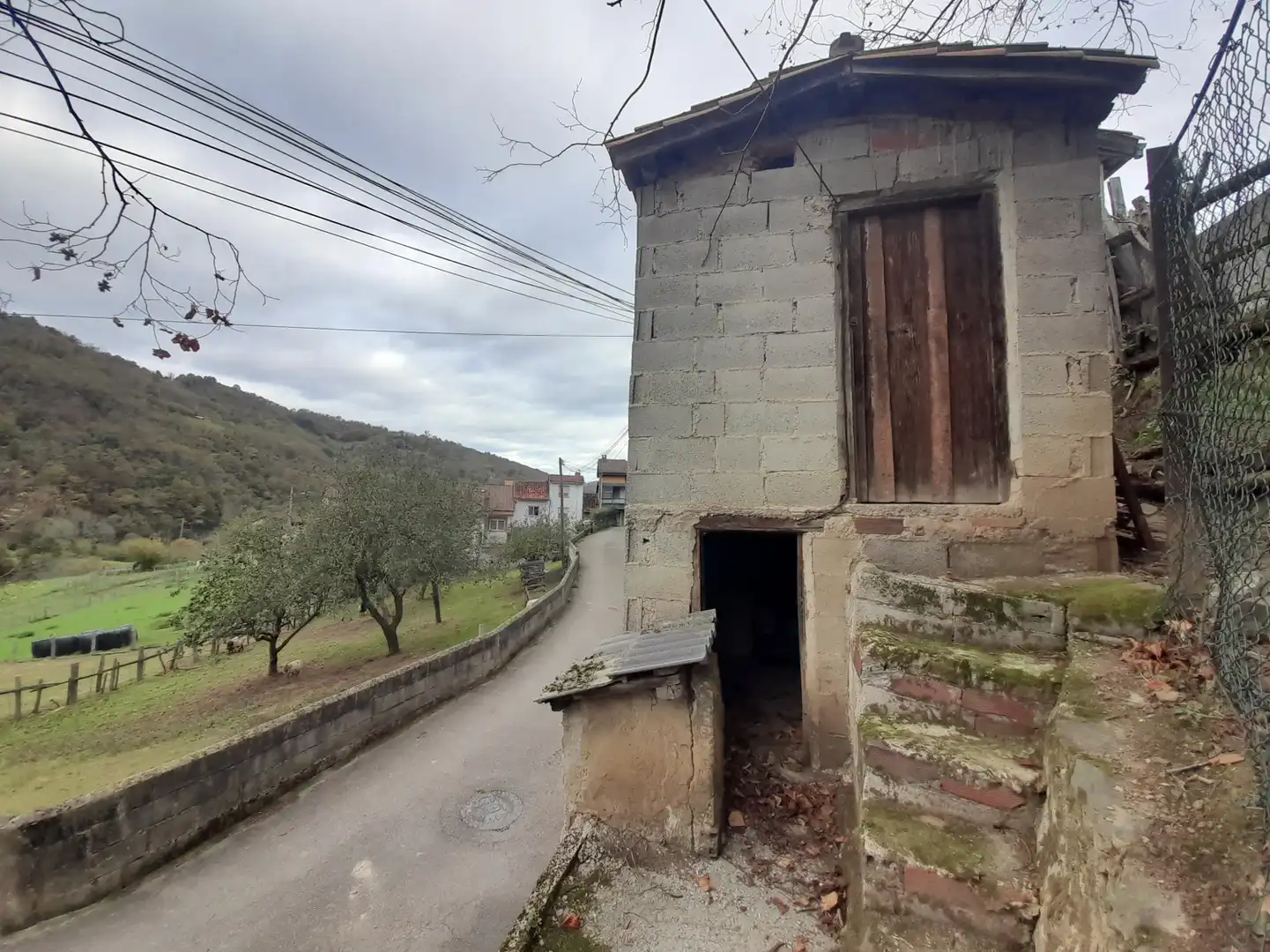 Außenansicht von Einfamilien-Reihenhaus zum Verkauf in Laviana mit Abstellraum und Balkon