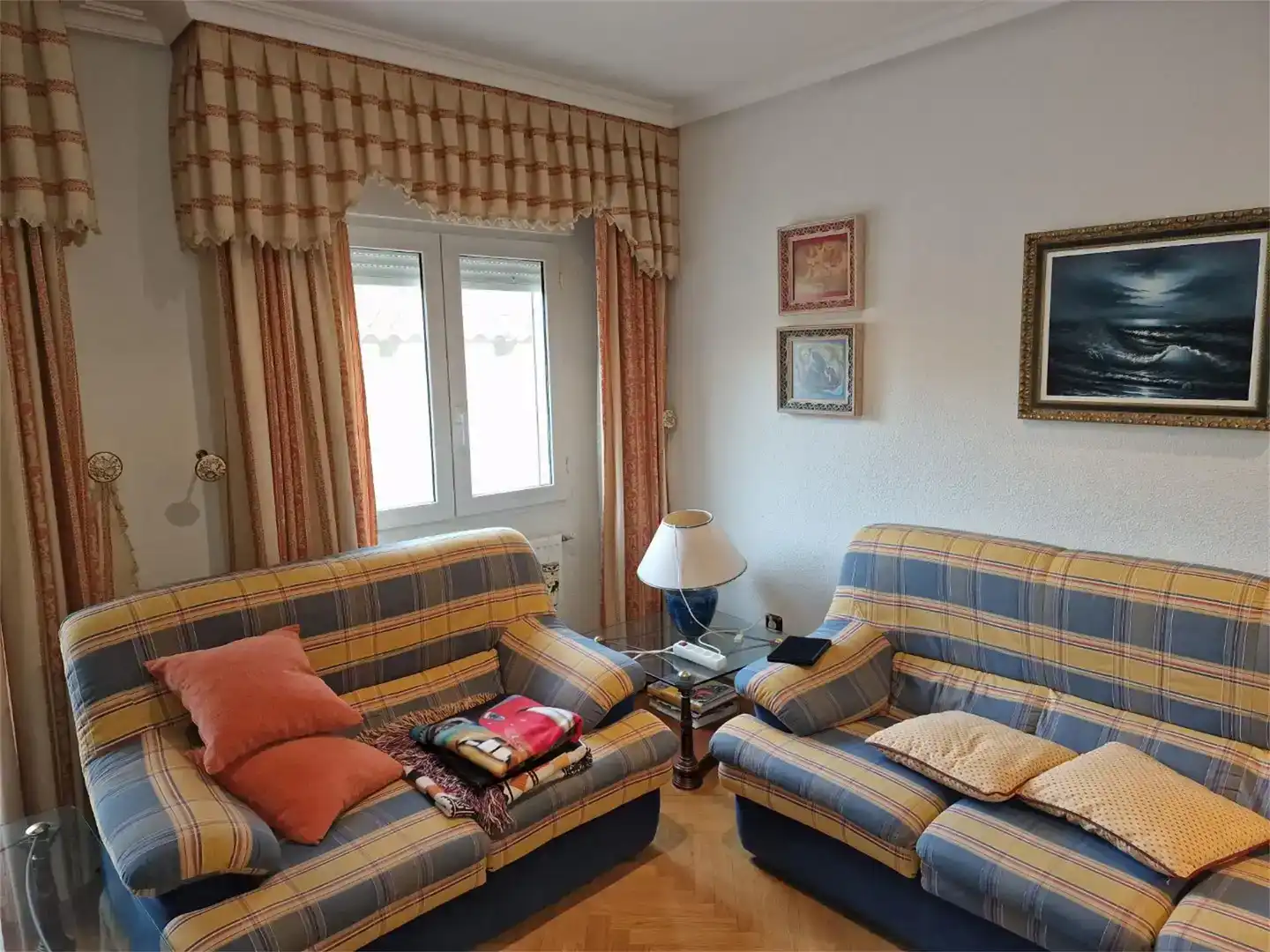 Sala d'estar de Pis en venda en Huete amb Parquet, Moblat i Balcó