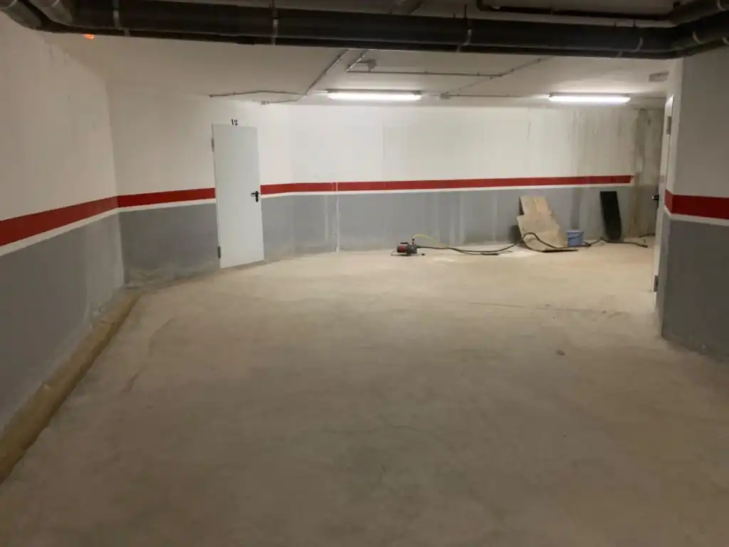 Garage zum Verkauf in Alp