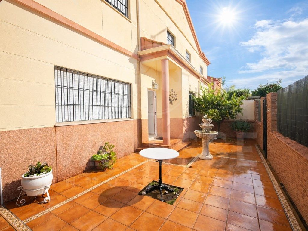 Vista exterior de Casa adosada en venda en Espartinas