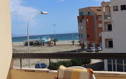 Vista exterior de Pis en venda en Roquetas de Mar amb Aire condicionat, Terrassa i Piscina