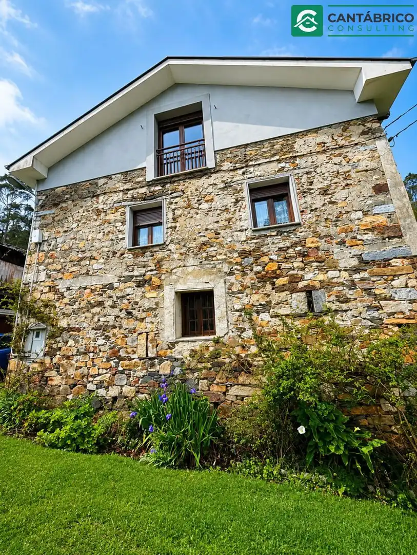 Außenansicht von Haus oder Chalet zum Verkauf in Navia mit Heizung, Terrasse und Möbliert
