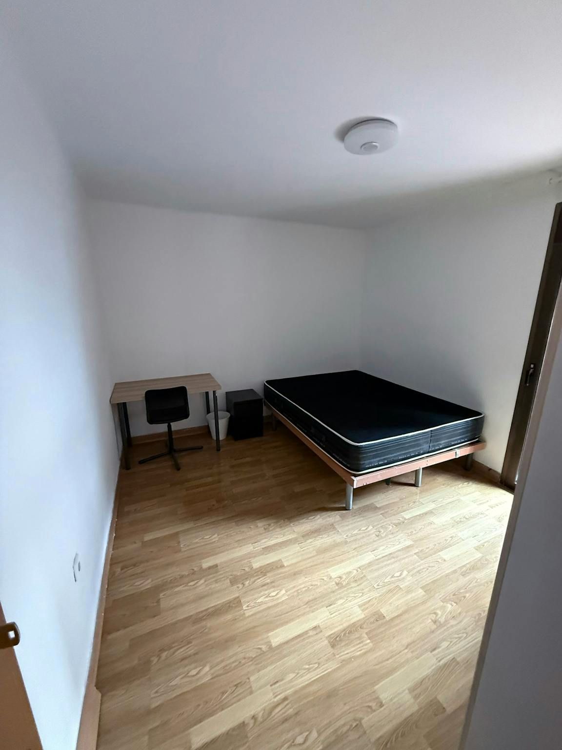 Bedroom of Flat to share in  Barcelona Capital  with Heating, Washing machine and Balcony