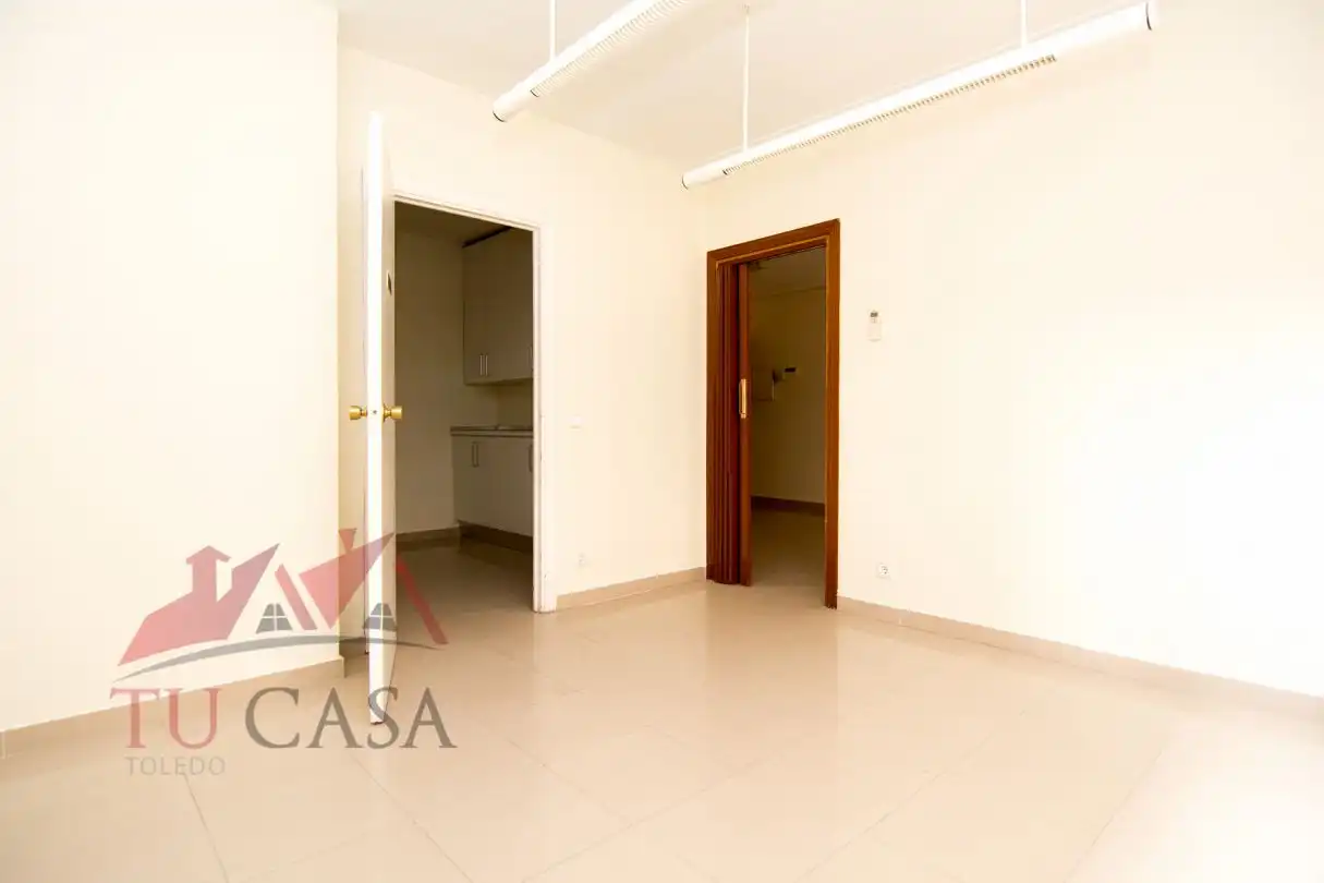 Office for rent in Toledo  with Air Conditioner and Heating