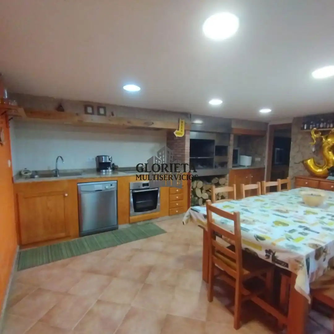 Cuina de Casa o xalet en venda en Vigo  amb Calefacció, Terrassa i Traster