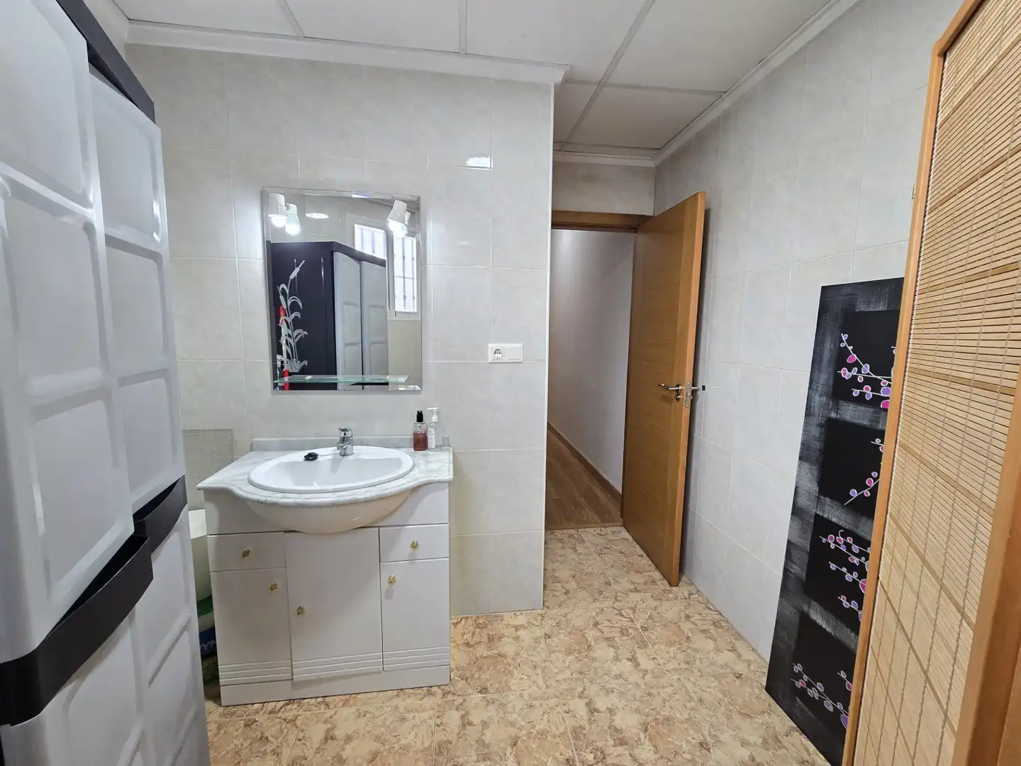 Baño de Local de alquiler en Torrevieja con Aire acondicionado, Parquet y Amueblado