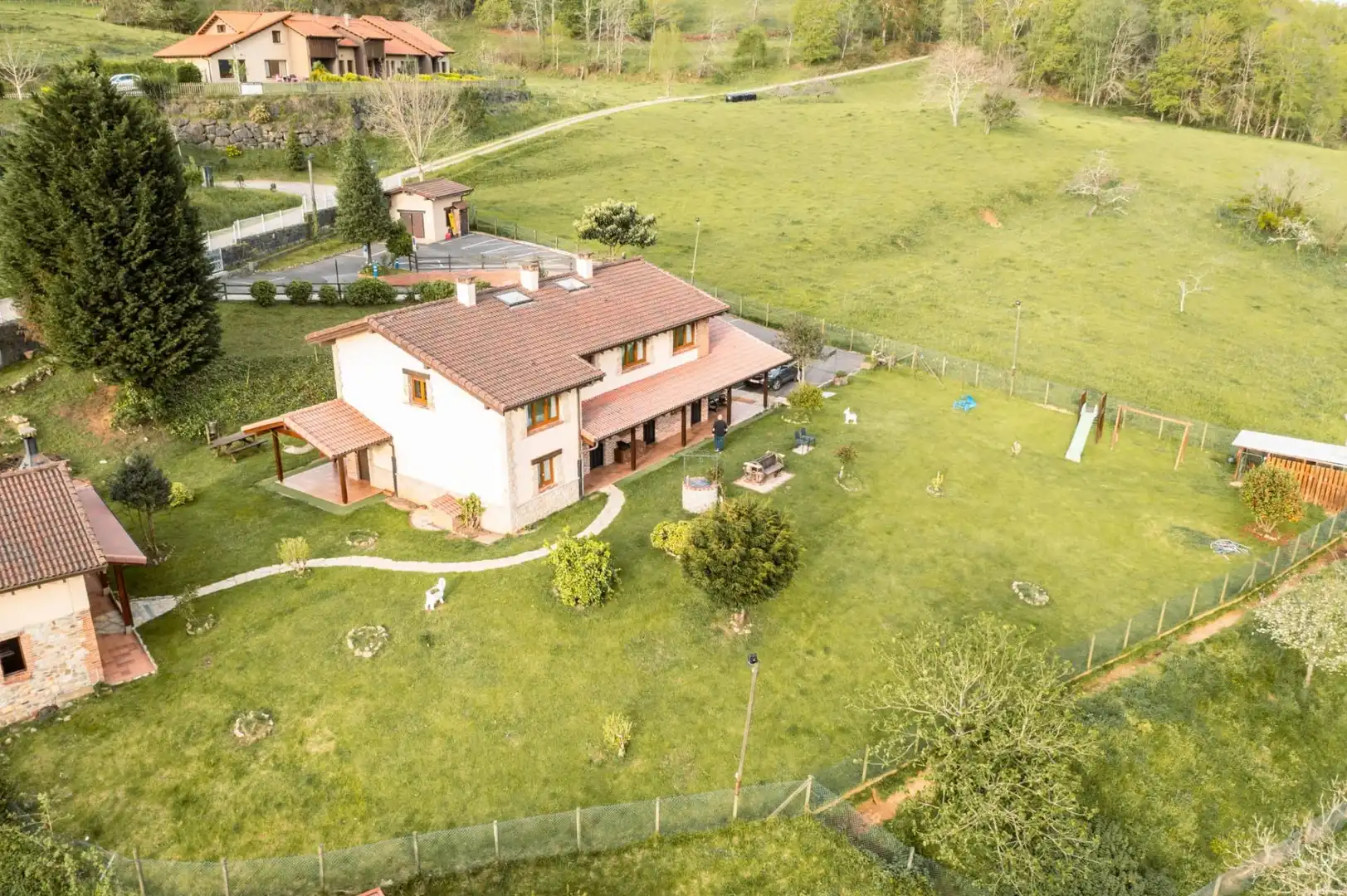 Buildings for sale in Lugar Parres, Parres