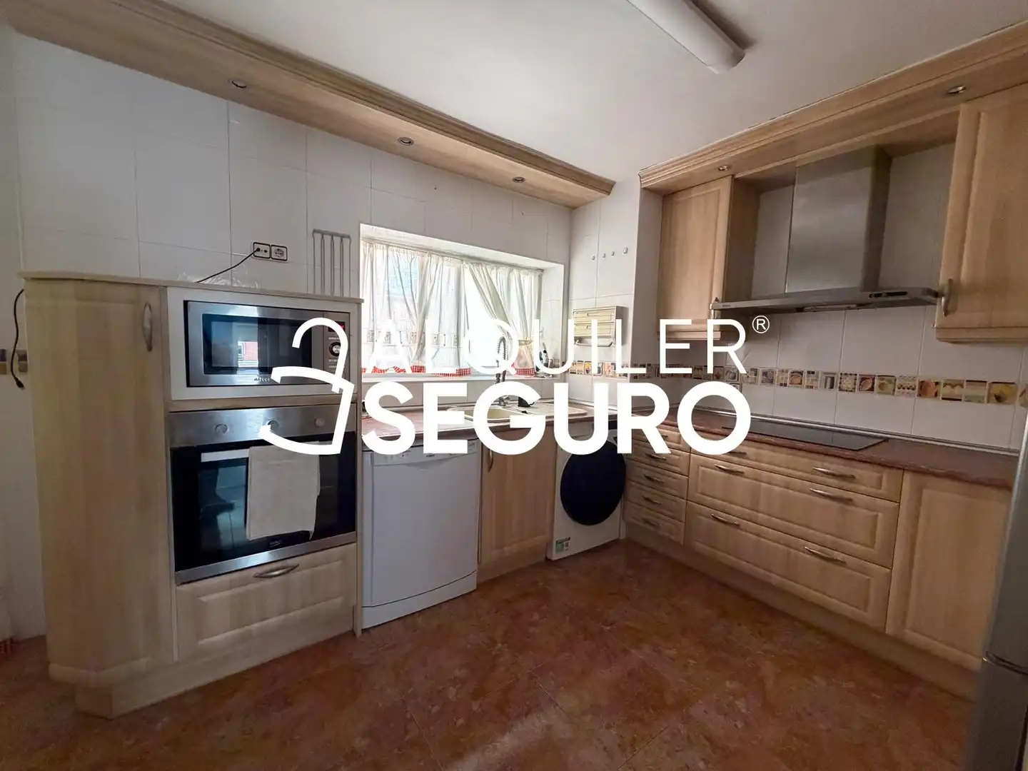 Cuina de Pis de lloguer en Madrid amb Calefacció, Terrassa i Moblat