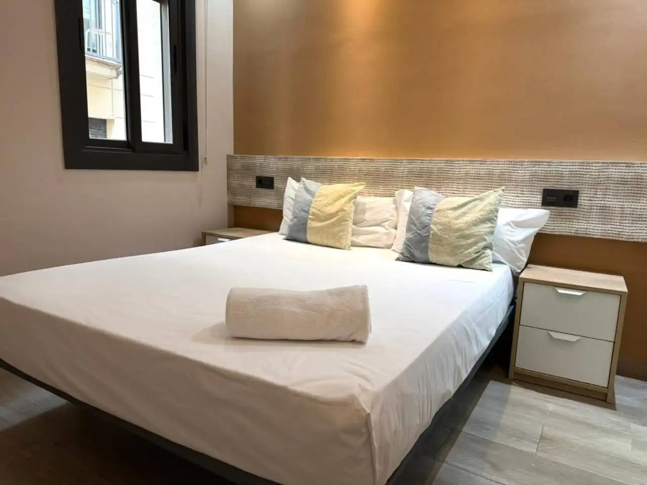 Dormitori de Pis de lloguer en Barcelona amb Aire condicionat, Calefacció i Moblat