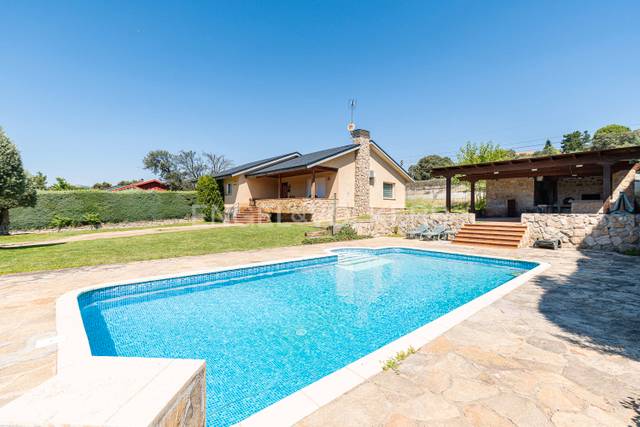 Casa-chalet en Venta en Navalquejigo - Los Arroyos