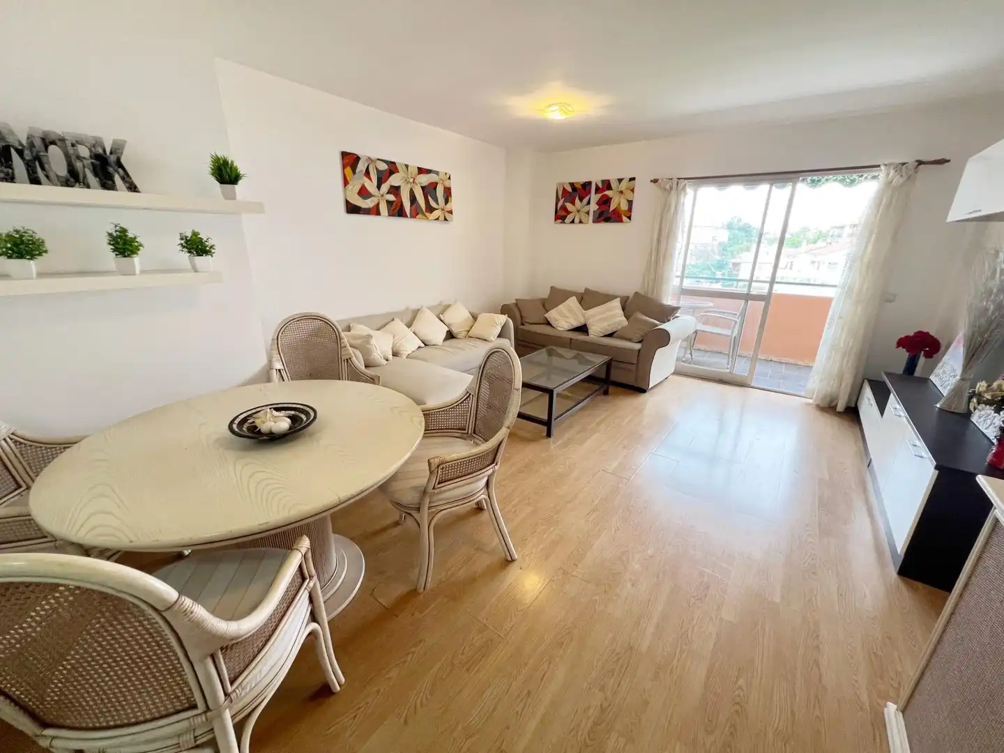 Wohnzimmer von Wohnung zum Verkauf in Torremolinos mit Klimaanlage, Privatgarten und Terrasse