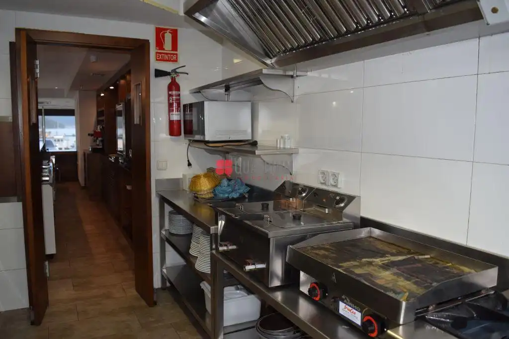 Cuina de Local en venda en Outes amb Aire condicionat i Moblat