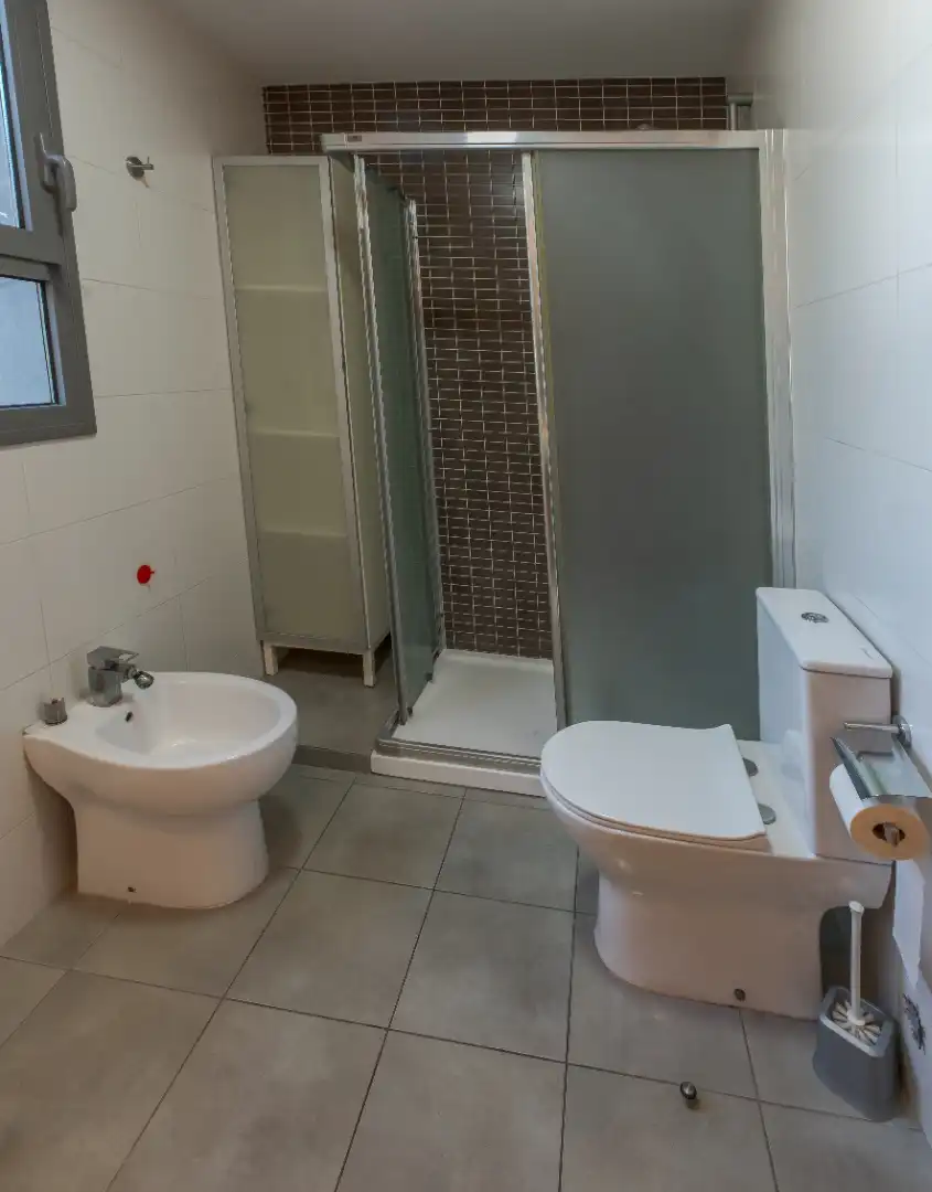 Bany de Pis en venda en L'Hospitalet de Llobregat amb Aire condicionat, Terrassa i Forn