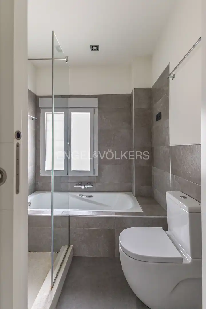 Badezimmer von Wohnung zur Miete in Chamartín