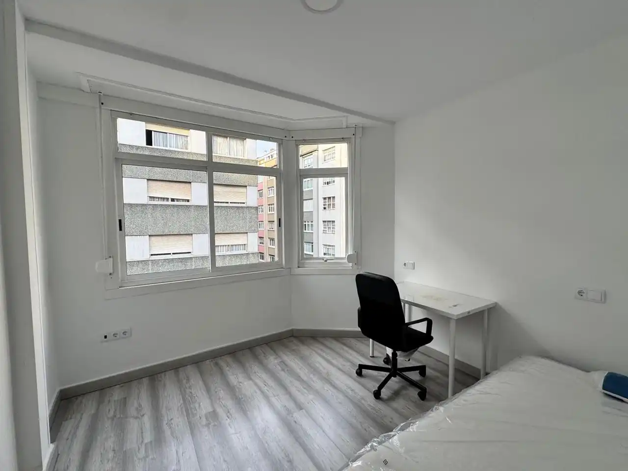 Schlafzimmer von Wohnung zur Miete in A Coruña Capital  mit Heizung, Abstellraum und Möbliert