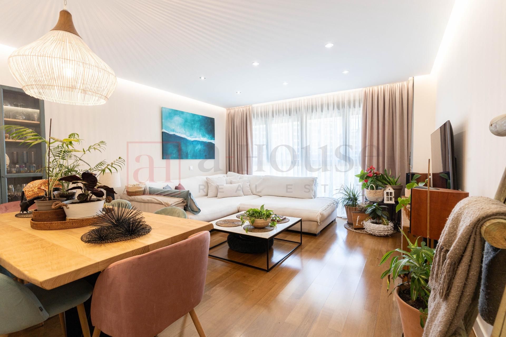 Sala d'estar de Pis en venda en  Madrid Capital amb Aire condicionat, Jardí privat i Parquet