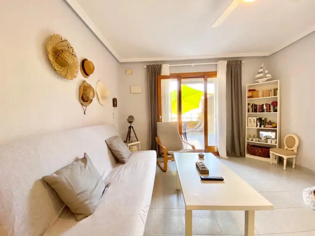 Sala de estar de Planta baja de alquiler en Torrevieja con Jardín privado, Terraza y Piscina