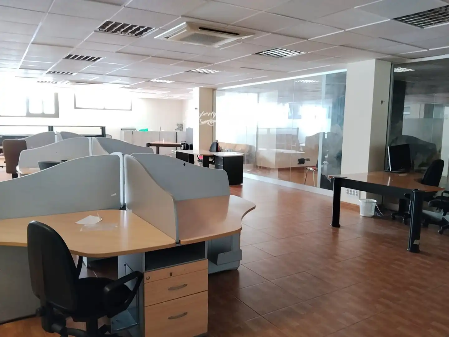 Büro zur Miete in Marbella mit Klimaanlage, Terrasse und Möbliert