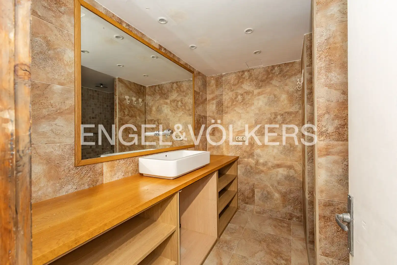 Bathroom of Houses for sale in Barcelona  with Heating, Private garden and Parquet flooring