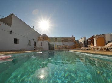 Casa rústica amb balcó en venda a El Pinós / Pinoso