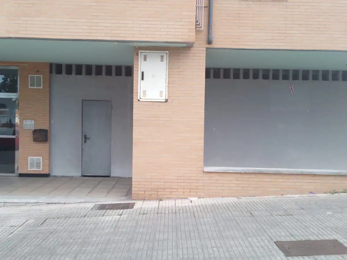 Geschaftsraum zur Miete in C/ María de Las Alas Pumariño, Roces