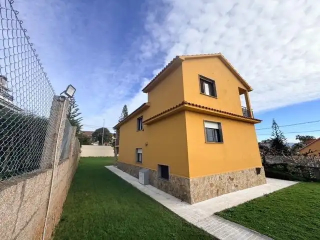 Vista exterior de Casa o xalet en venda en Sanxenxo amb Jardí privat, Terrassa i Moblat