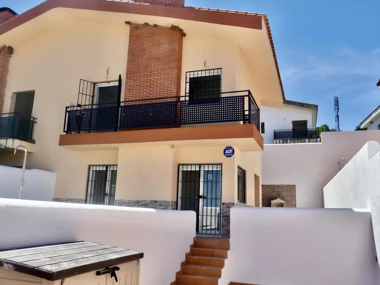 Vista exterior de Casa adosada en venta en El Ronquillo con Jardín privado, Terraza y Piscina