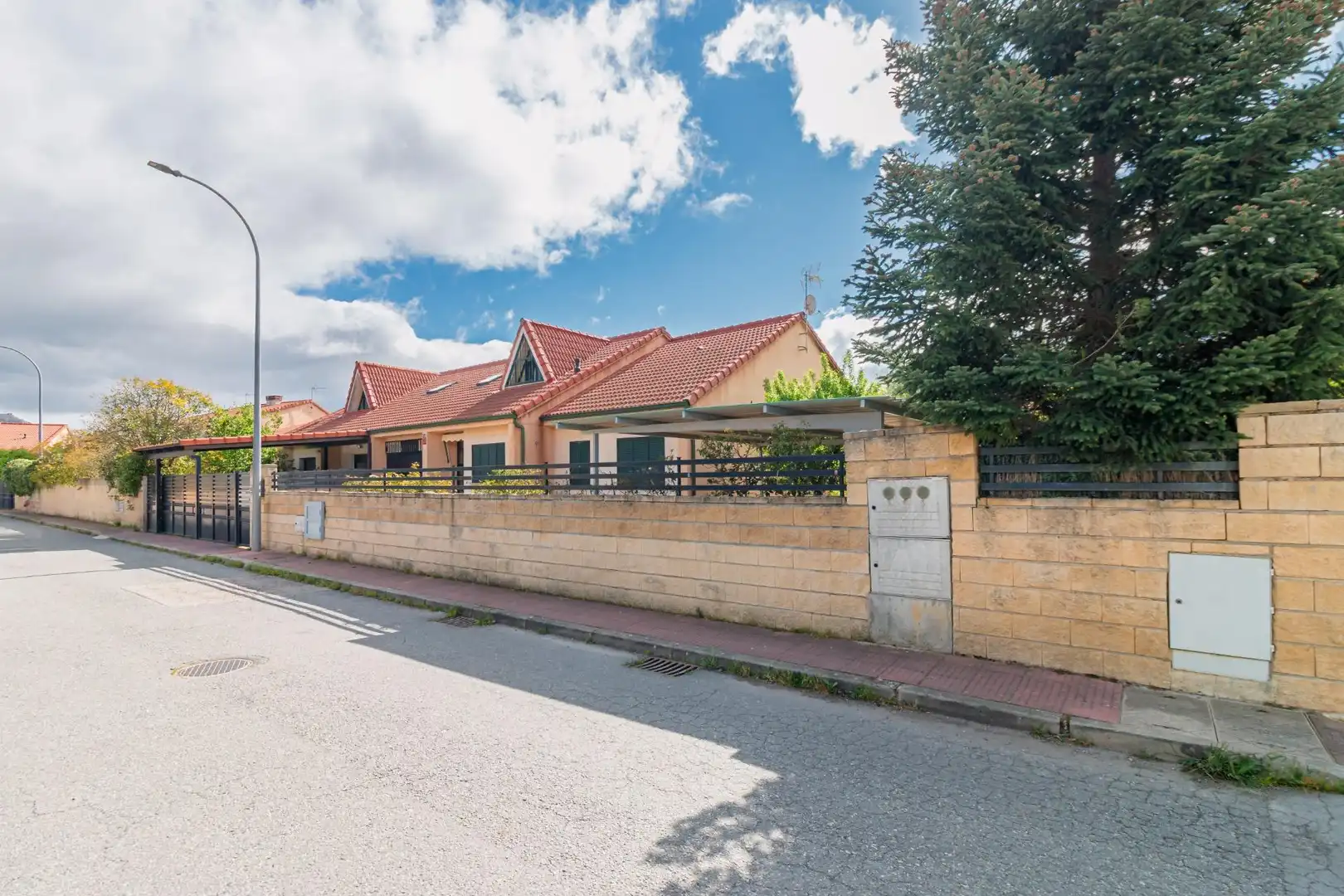 Vista exterior de Casa adosada en venta en Collado Mediano con Calefacción y Terraza