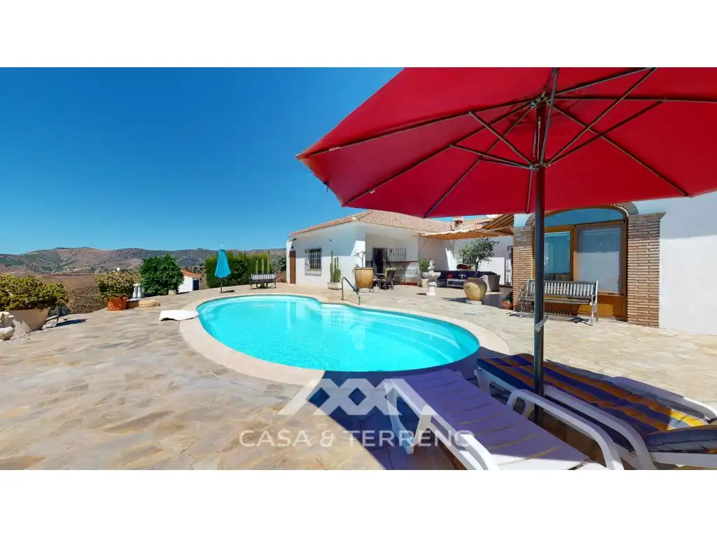 Vista exterior de Casa o xalet en venda en Iznate amb Aire condicionat, Calefacció i Jardí privat