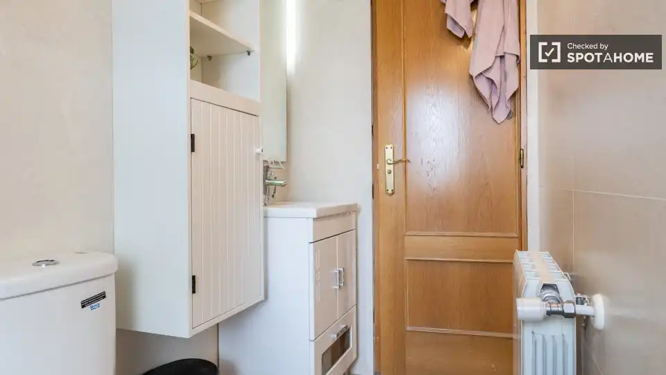 Bathroom of Flat for rent in Madrid  with Air Conditioner, Heating and Furnished