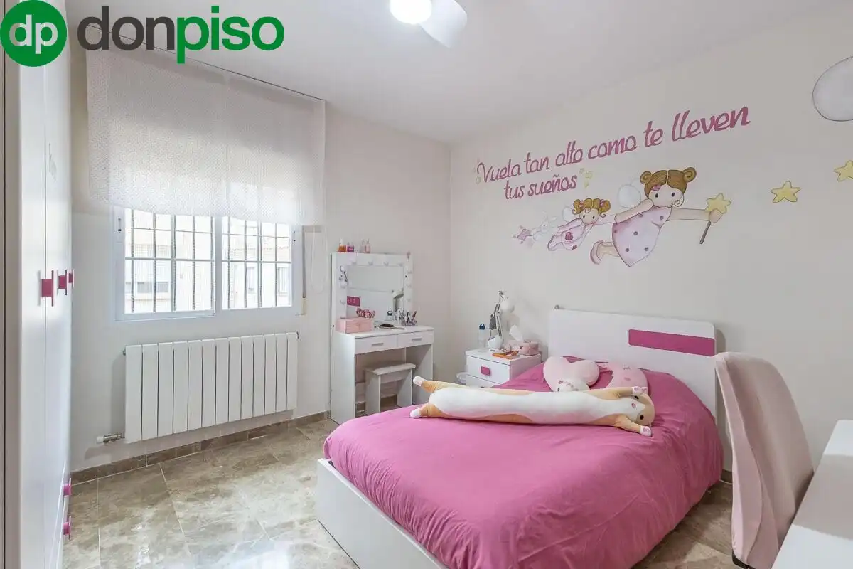 Habitación de Casa adosada en venta en Churriana de la Vega con Aire acondicionado, Jardín privado y Terraza