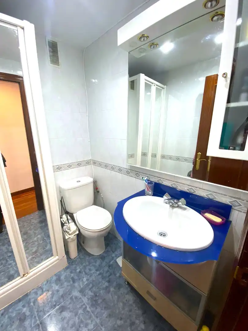Badezimmer von Dachboden zum Verkauf in Castro-Urdiales mit Heizung, Privatgarten und Parkett