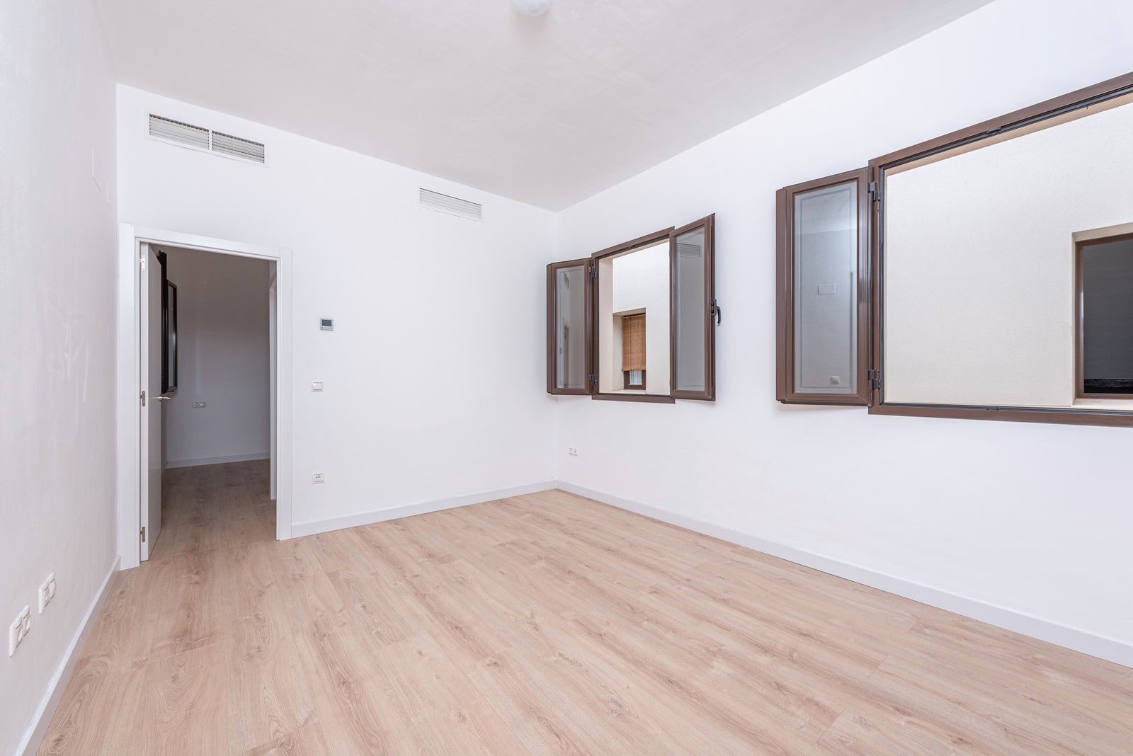 Bedroom of Flat for sale in  Sevilla Capital  with Air Conditioner and Balcony