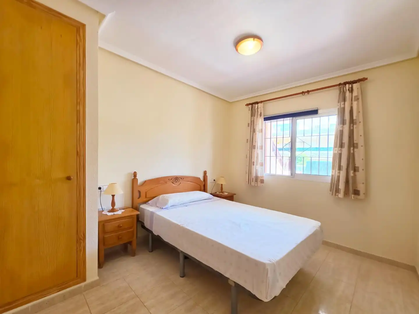 Habitación de Apartamento en venta en Santa Pola con Aire acondicionado, Amueblado y Piscina comunitaria