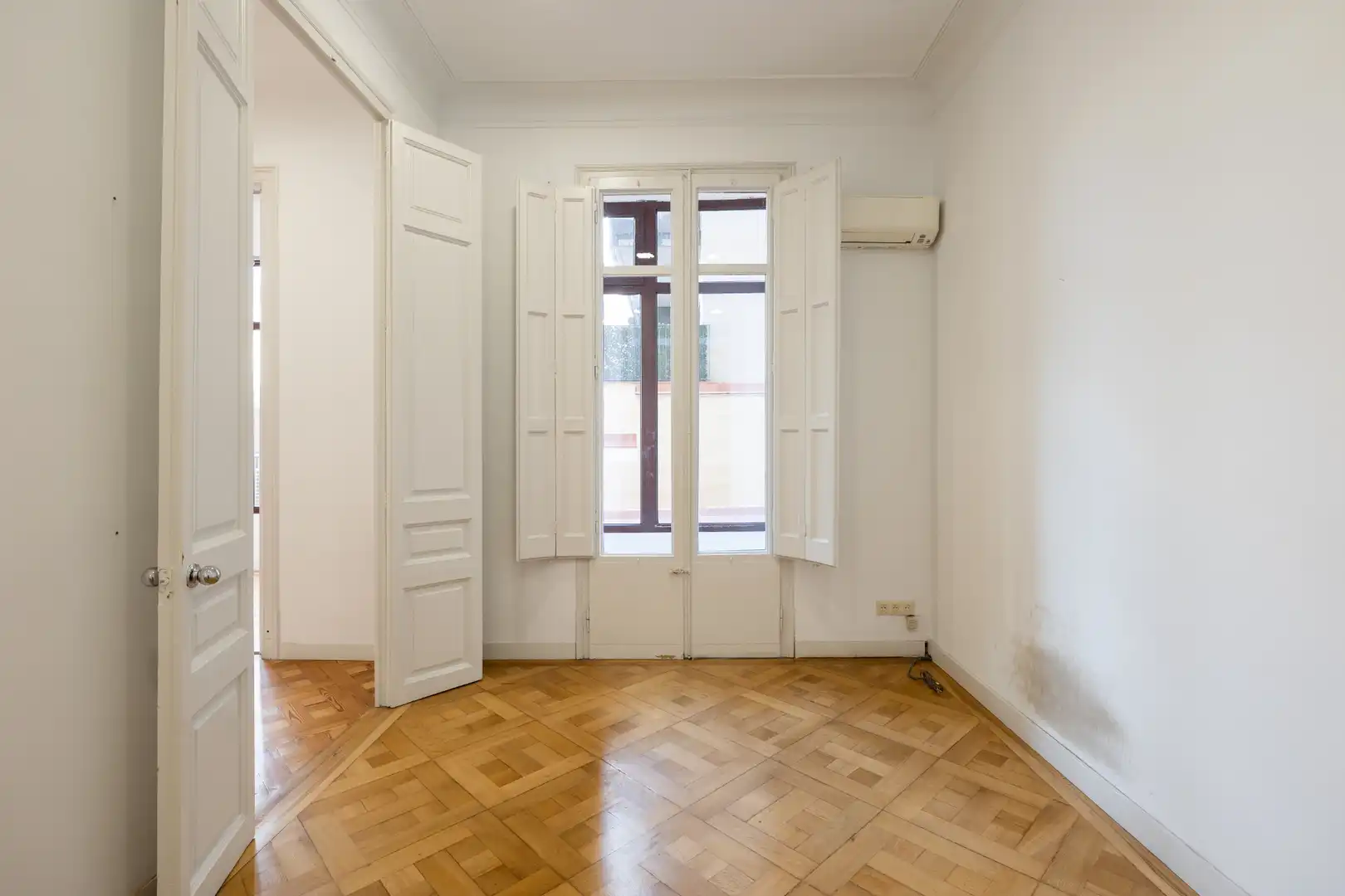 Wohnung zum Verkauf in Barcelona mit Klimaanlage, Heizung und Parkett